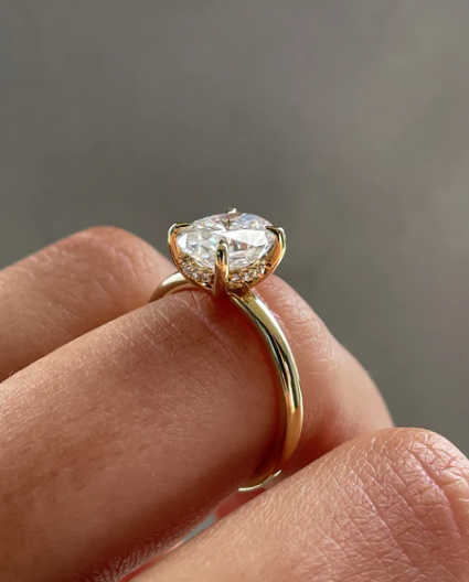 Oval Solitaire with Hidden Halo