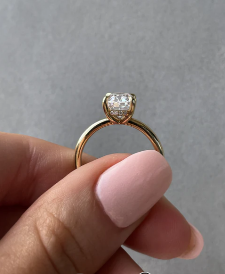 Oval Solitaire with Hidden Halo